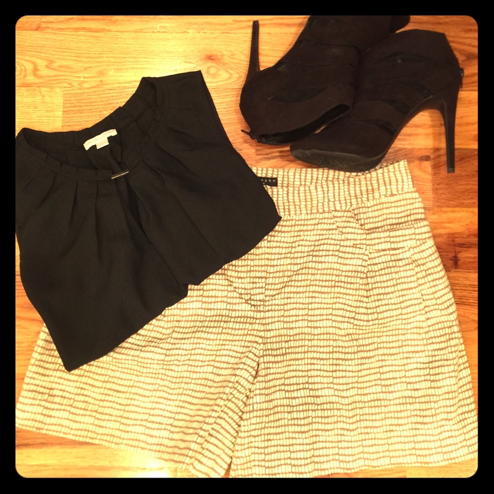 Apostrophe Stretch Shorts