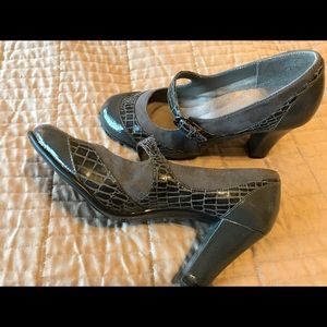 Gray MaryJane pumps by Aerosole