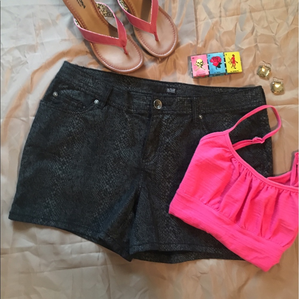 a.n.a. print black shorts