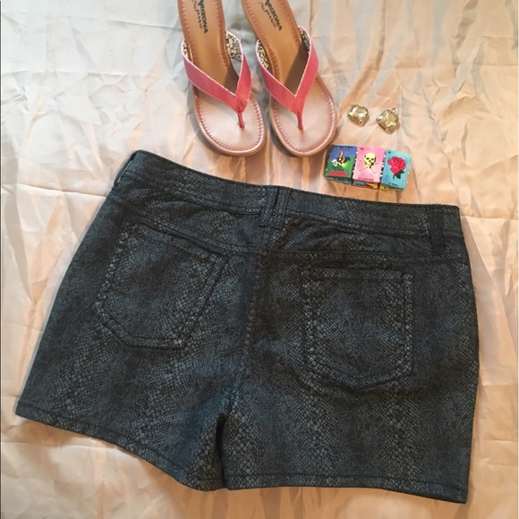 a.n.a. print black shorts - Picture 3 of 5