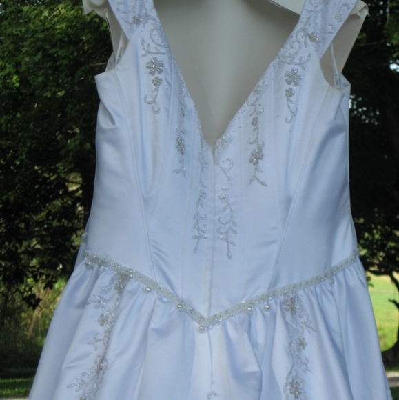 REDUCED!!!  Fairytale Wedding Dress - Picture 5 of 8