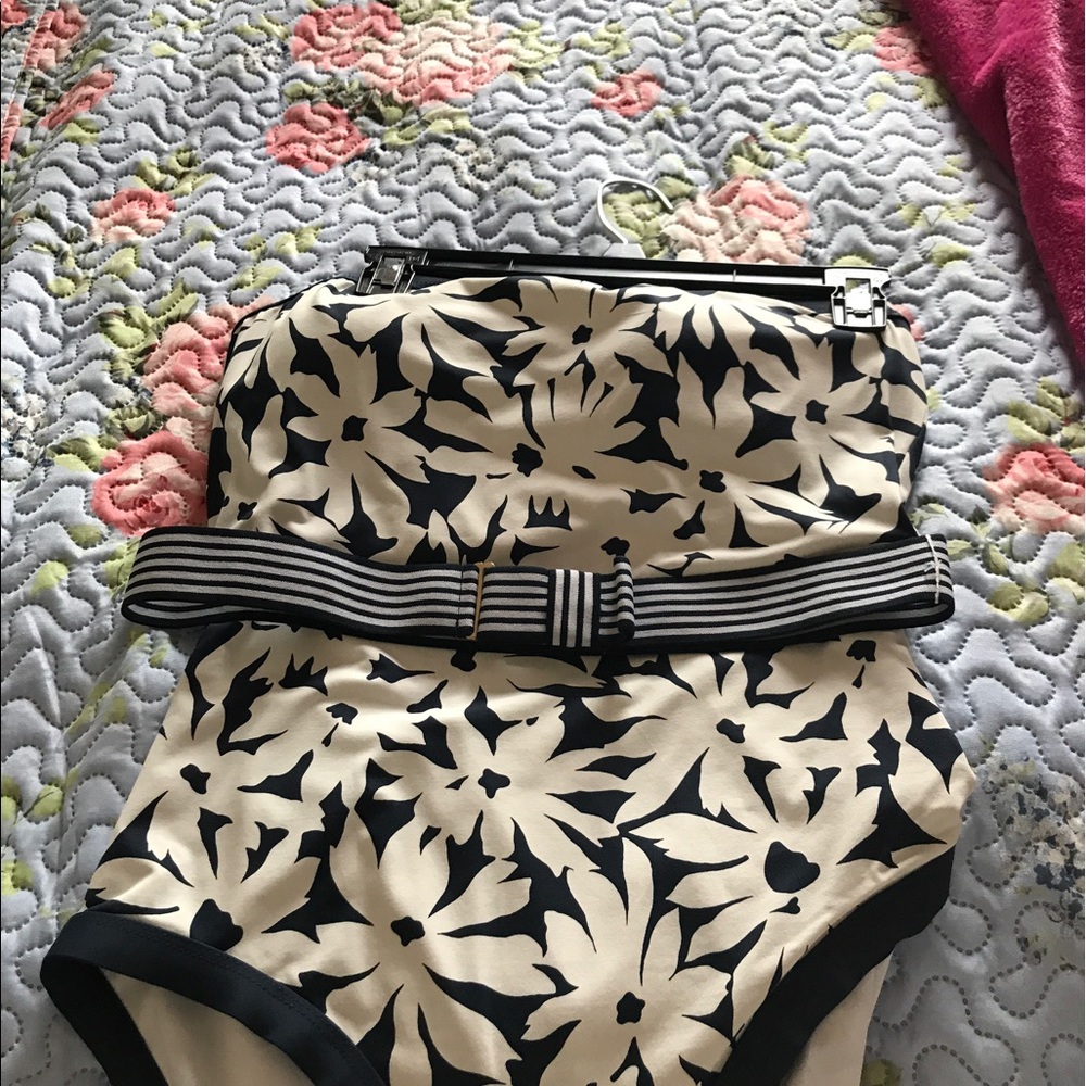 Anne Klein size L but fits like a Medium, nice