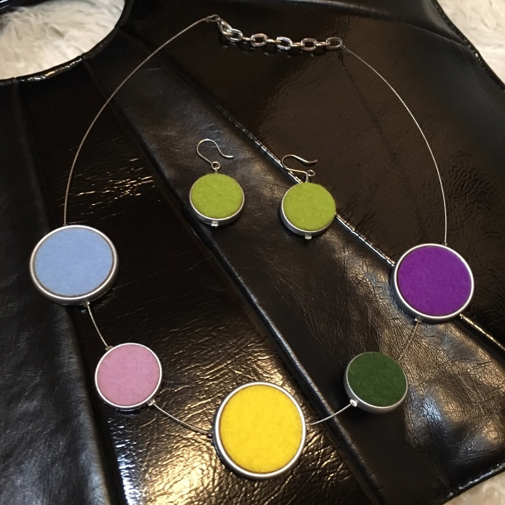 Thin wire/ felt artistic 18 inch necklace. NWOT.