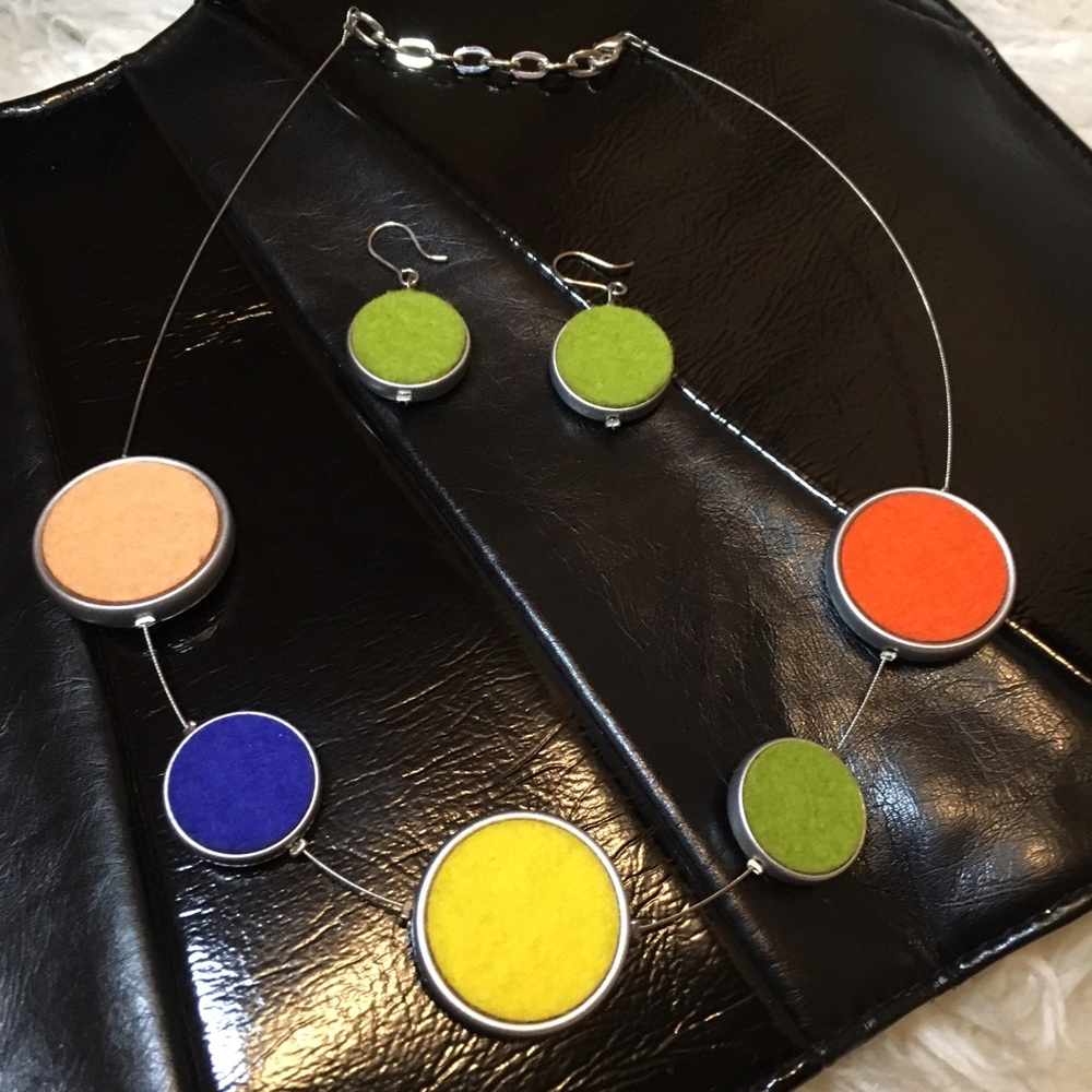 Thin wire/ felt artistic 18 inch necklace. NWOT.