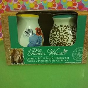 Pioneer Woman Salt & Pepper Set