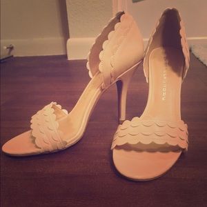 NWOT Chinese Laundry size 10 scalloped heels