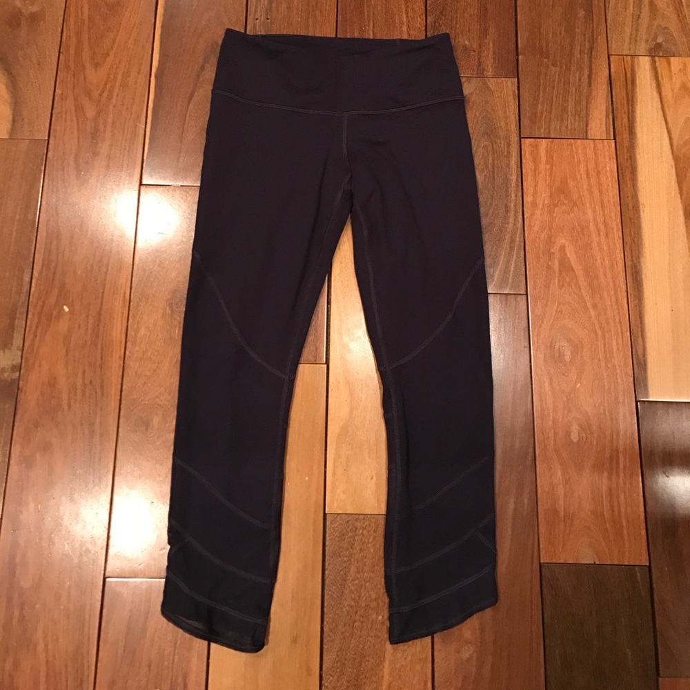 LULULEMON LEGGING SIZE 6---DARK PURPLE