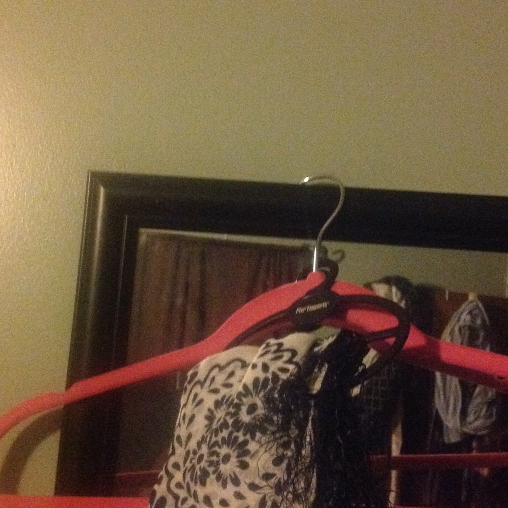 Pier One I ports scarf