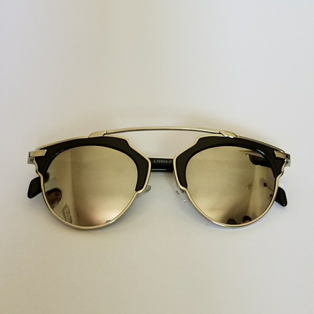 🆕️ Mirrored sunglasses.