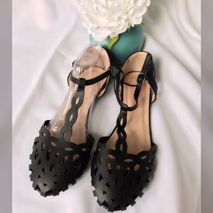 CLEAROUT SALE‼️Cute Laser cut Flats