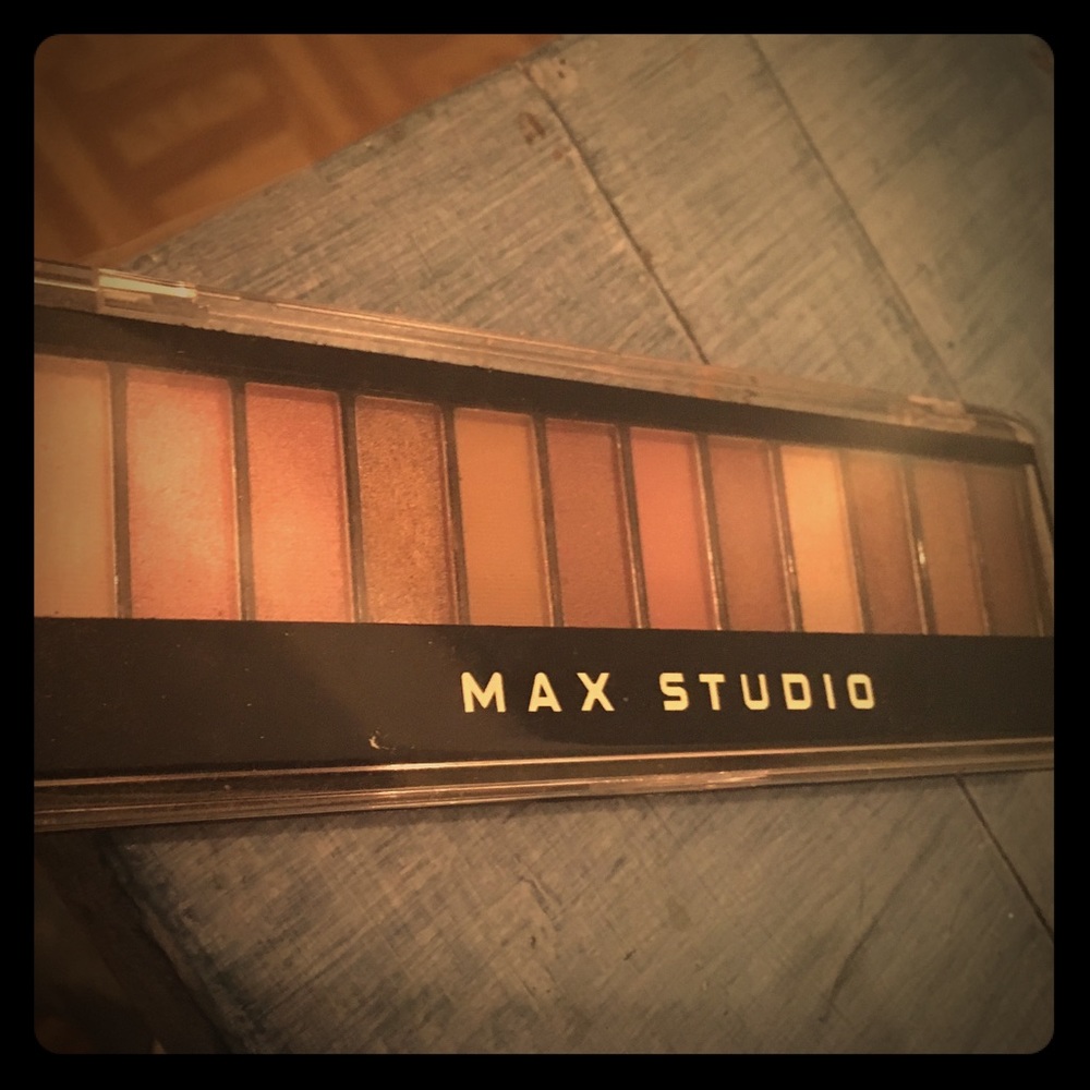 Max studio Boho eye shadow palette