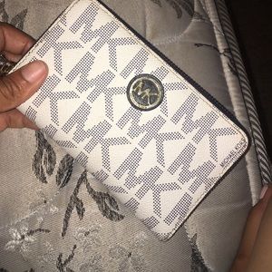 Mk purse 85$