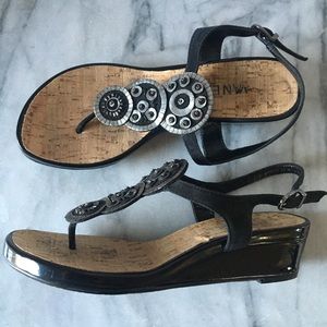 BlaCk wiTh bEaDed mEtAllic siLver cIrClEs.