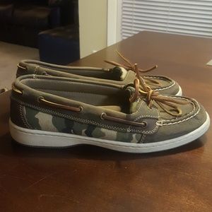 boat shoes in camo