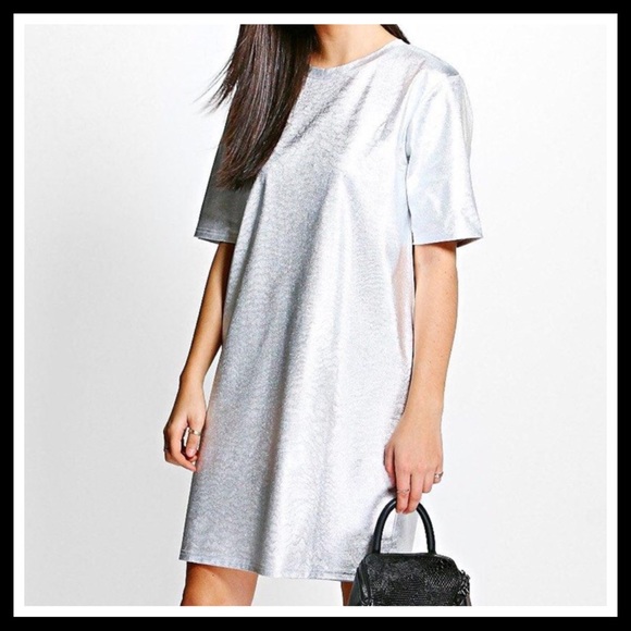 Dresses & Skirts - NWT💥Stunning Metallic Silver Shift Dress💥