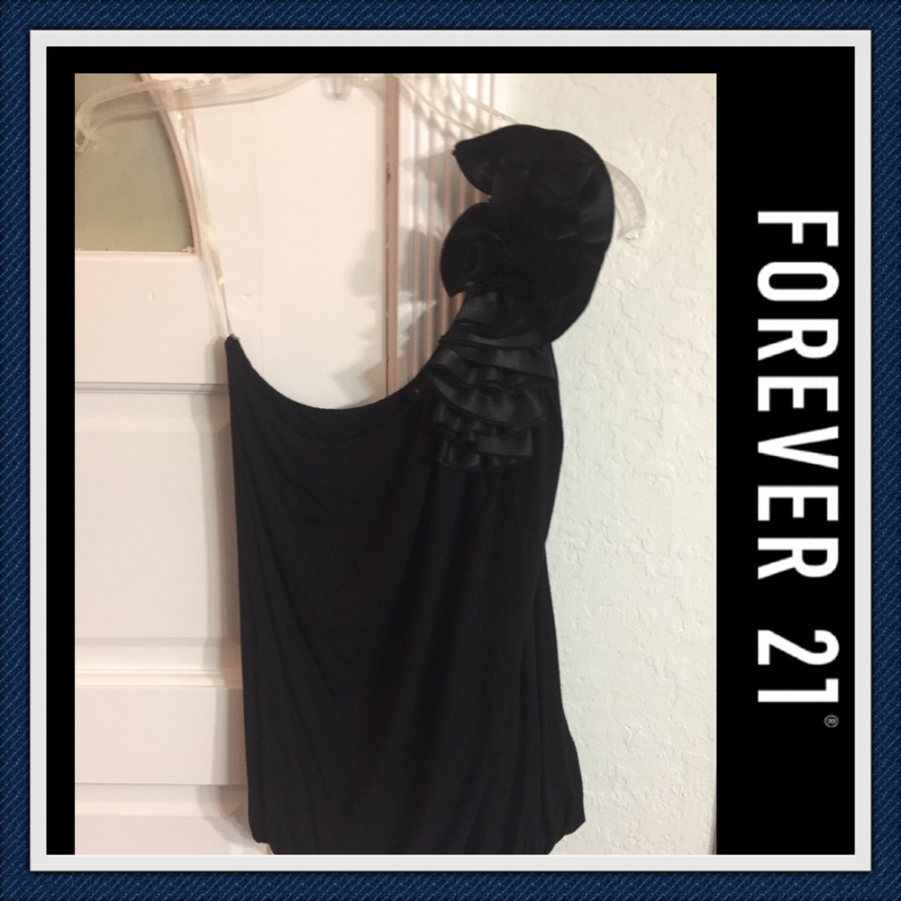 One shoulder rosette top