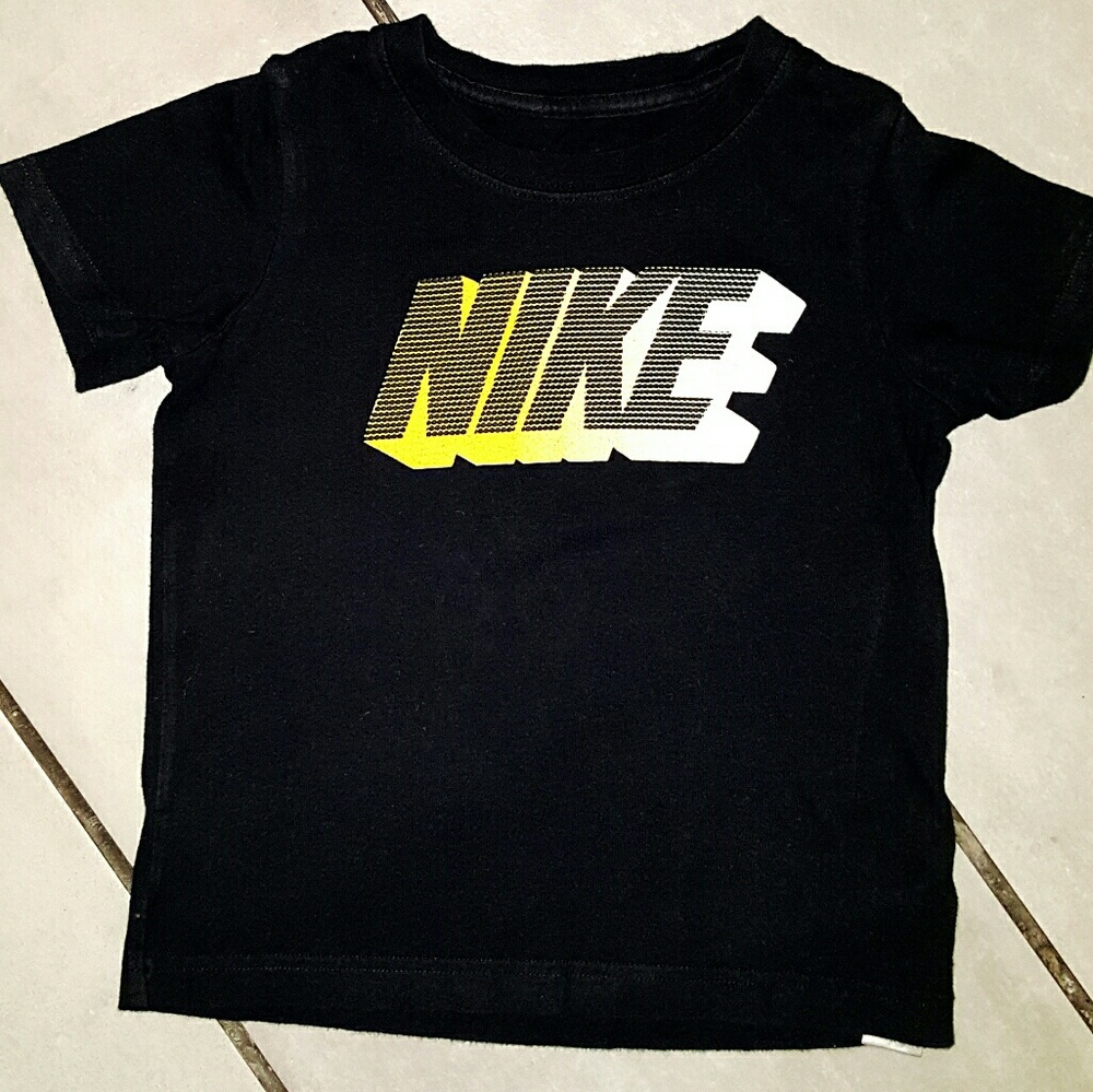 Boys Black Nike tee shirt.