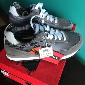 Woman retro gray air walk size 5 1/2 brand new