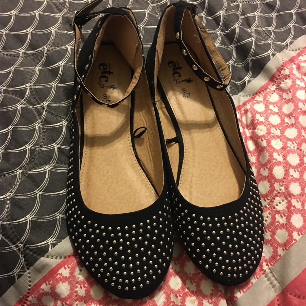 Women's black studded flats size small 6/7