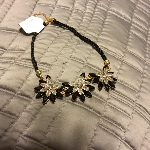 Black white and gold tone statement necklace - Picture 1 of 2