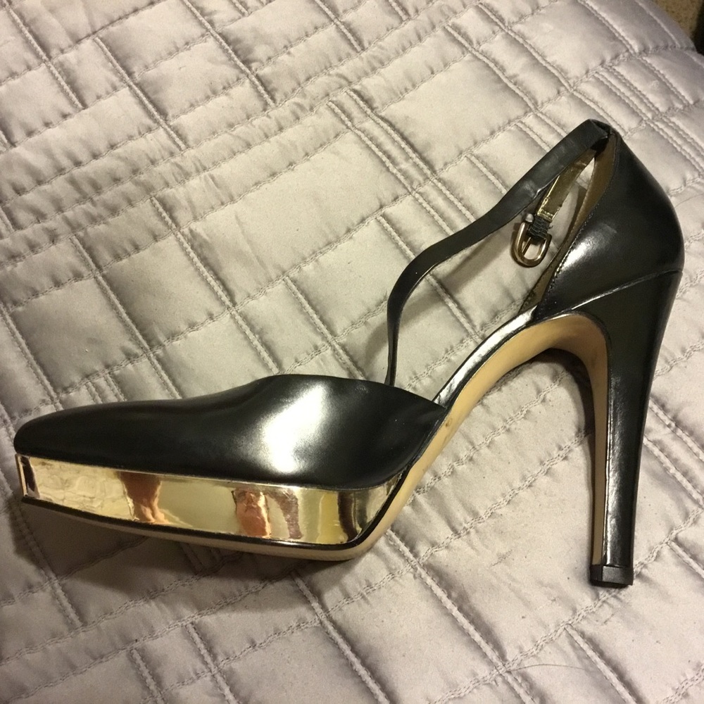 Nine West heel with silver edge around platform