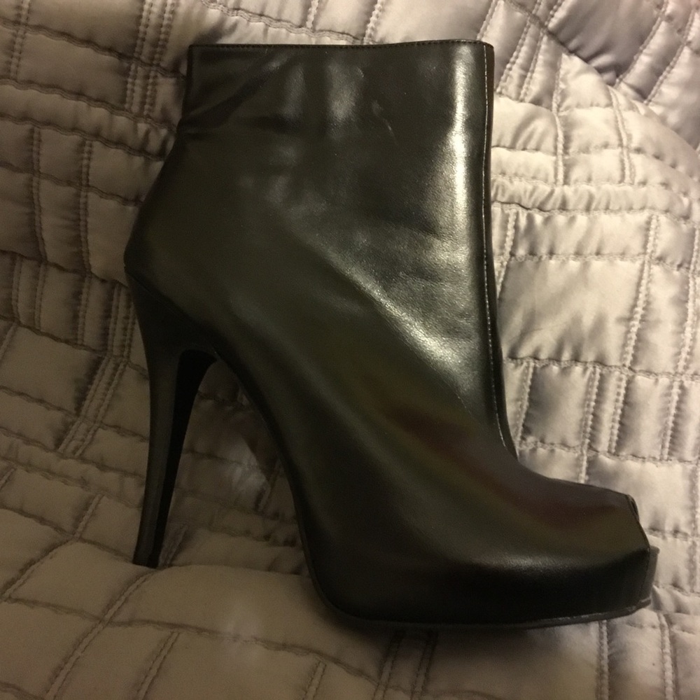 Black high hell peep toe pumps