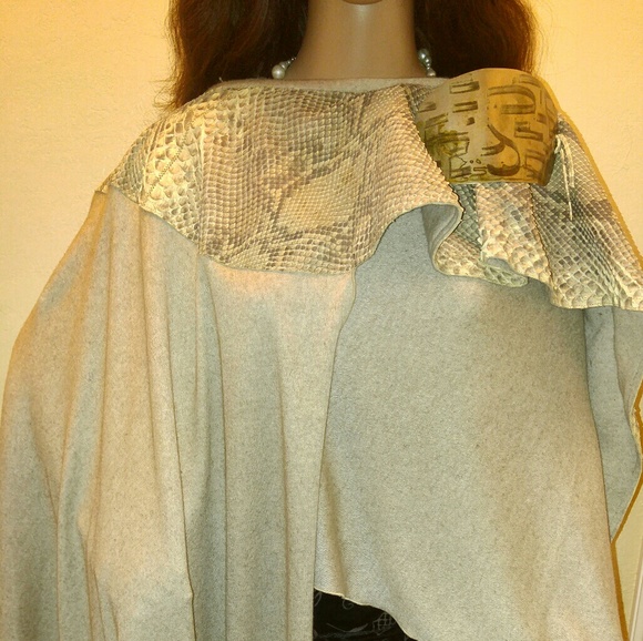 🚫SOLDVintage Lisandro sarasola snake skin poncho - Picture 2 of 7