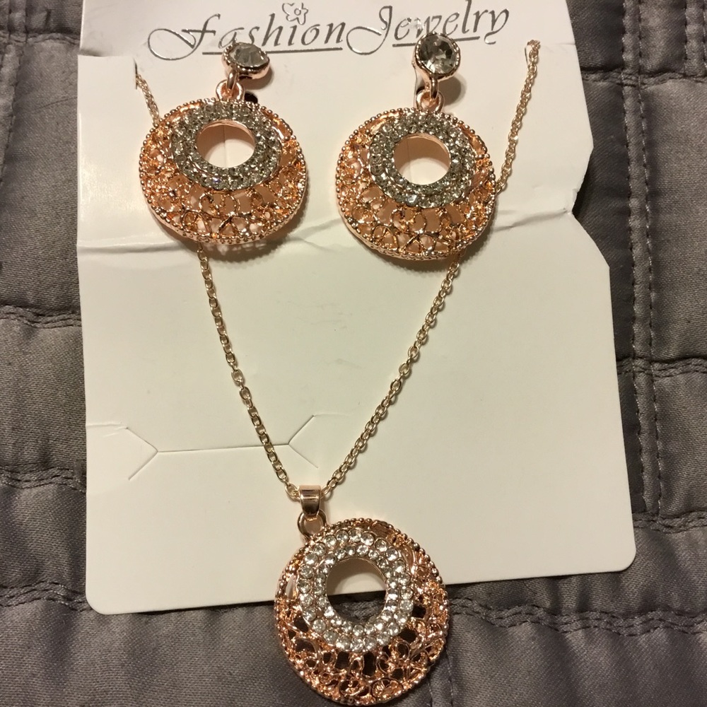 Rose gold color filigree necklace w/crystal stones