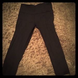 Lululemon black wunder under crop - size 6