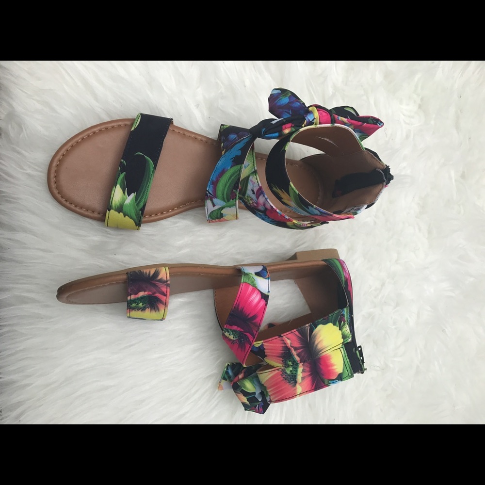 Floral sandals, size 9