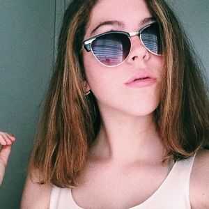 Meet your Posher, Elise