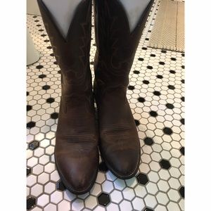 Gently used Ariat Women's Cowboy Boots Size 10