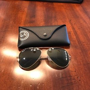 Ray Ban Avaitor Classic. Gold frame w/ black glass