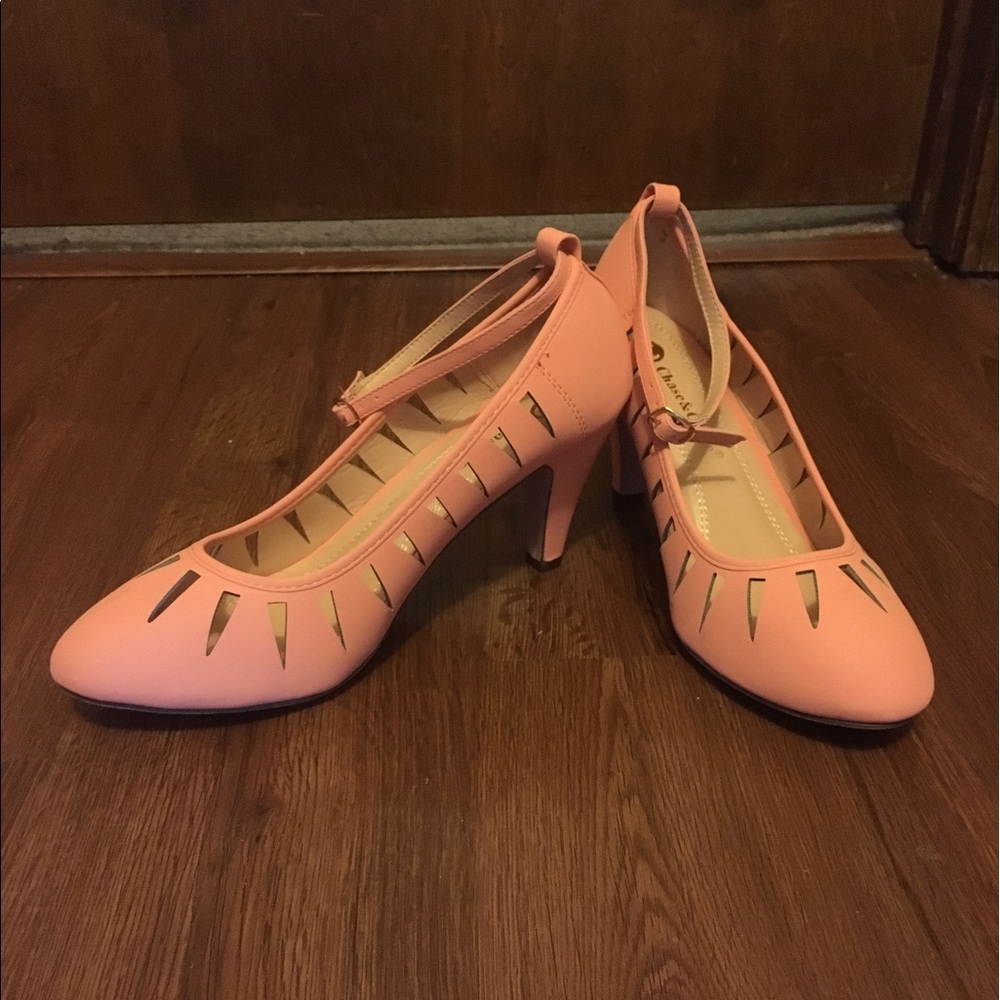 Modcloth Chase & Chloe Peach Vintage Style Pumps
