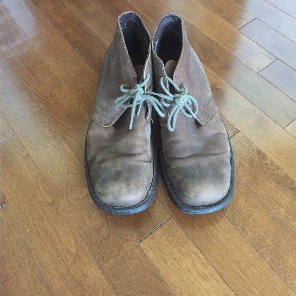 Men's brown born boots