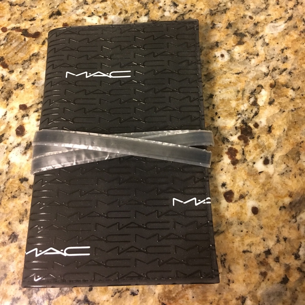 MAC mini brush holder