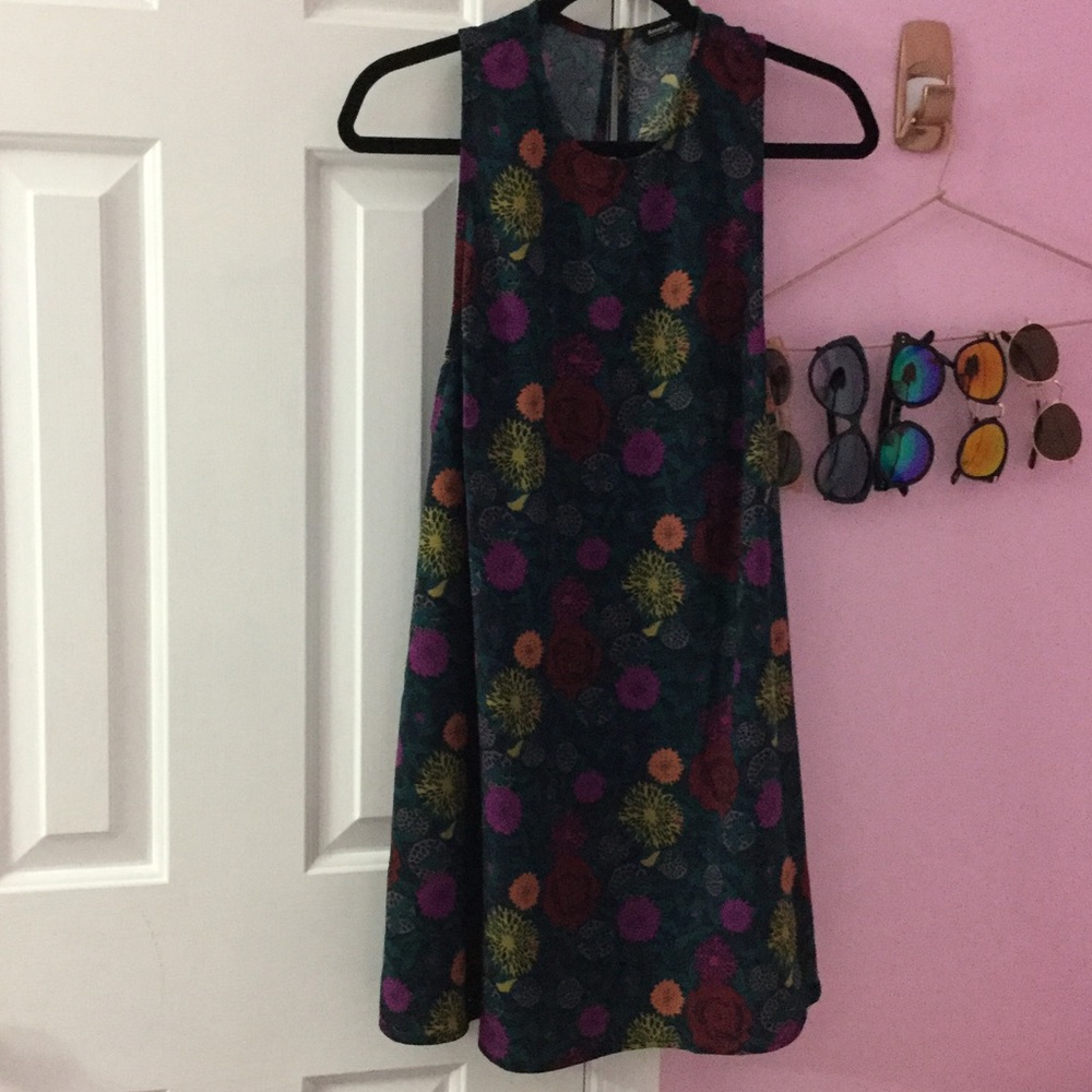 Sleeveless floral print trapeze dress