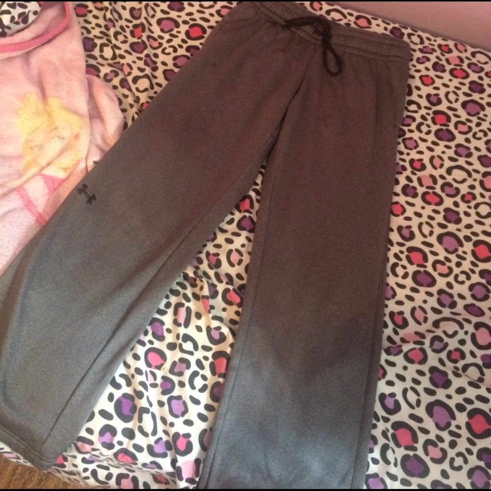 Like new under armour sweatpants with pockets