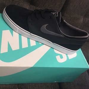 Men's Nike Shoes, size 13, Brand New!!!!