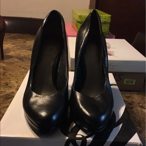 Leather Nine West pump