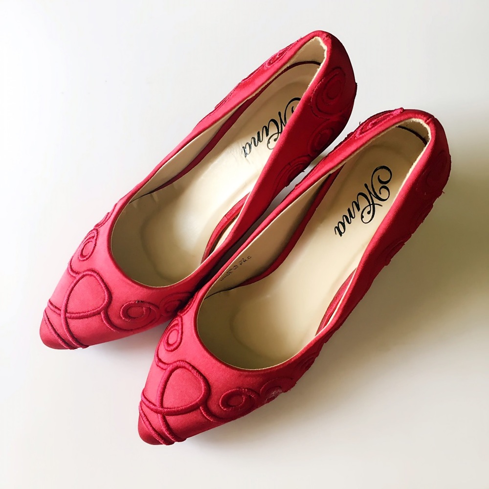 NWOT Mina satin red heel