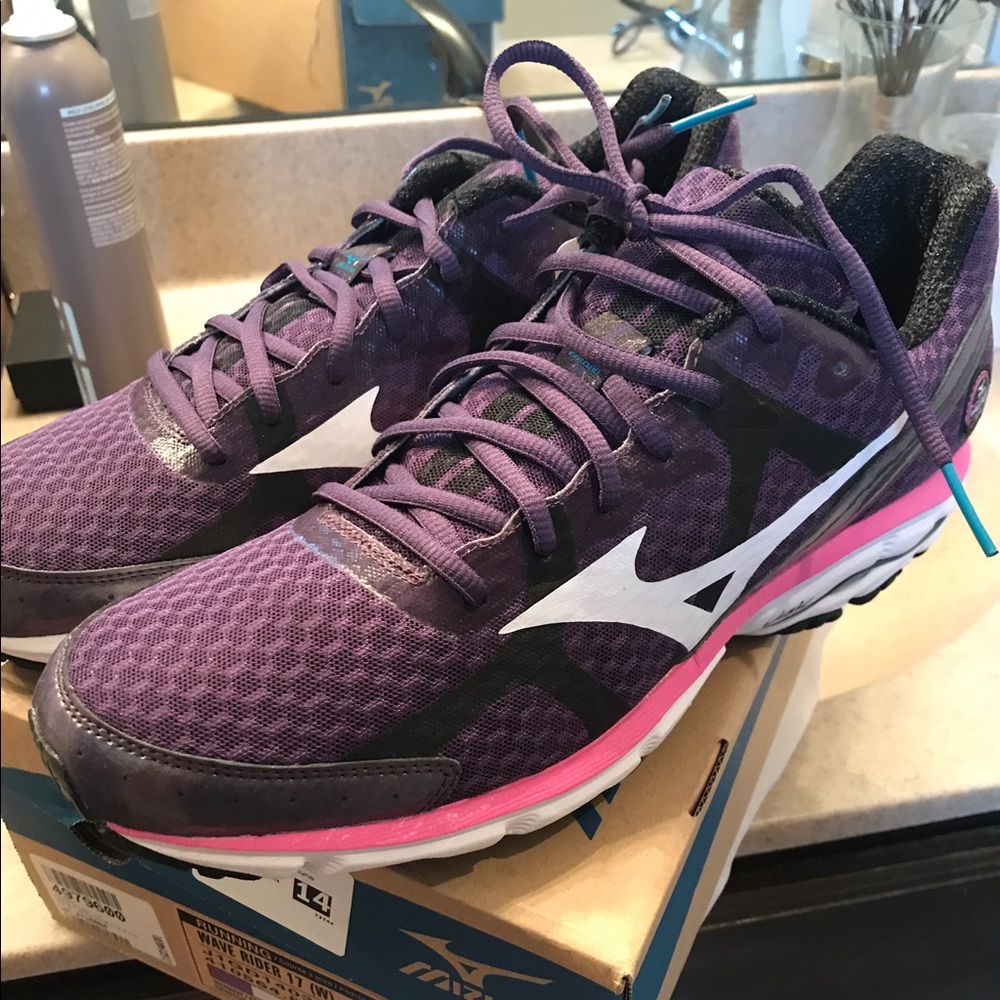 BRAND NEW Mizuno Tennis Shoes