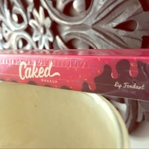 Caked Makeup
Lip Fondant - Low Key