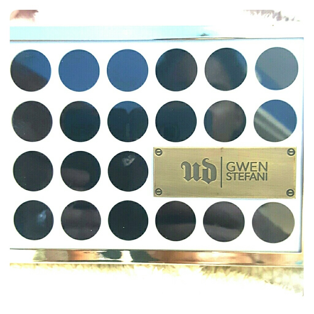 Urban Decay Gwen Stefani eyeshadow pallette