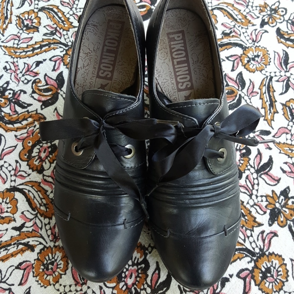 Pikolinos Black Leather Heels