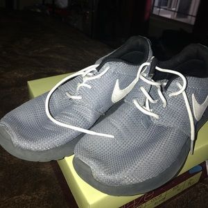 Nike gray roches