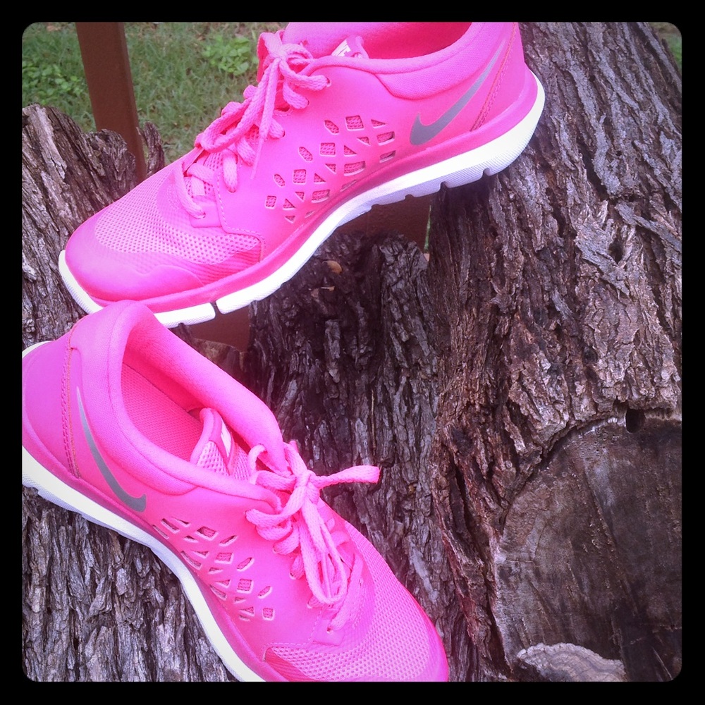 Pink Nike shoes/women/Fitness