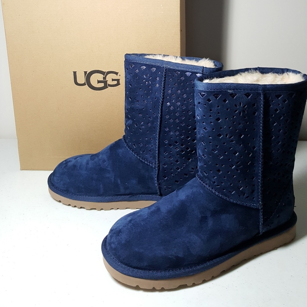 UGG
Women's Classic Short Flora Perf Pull-On Boot