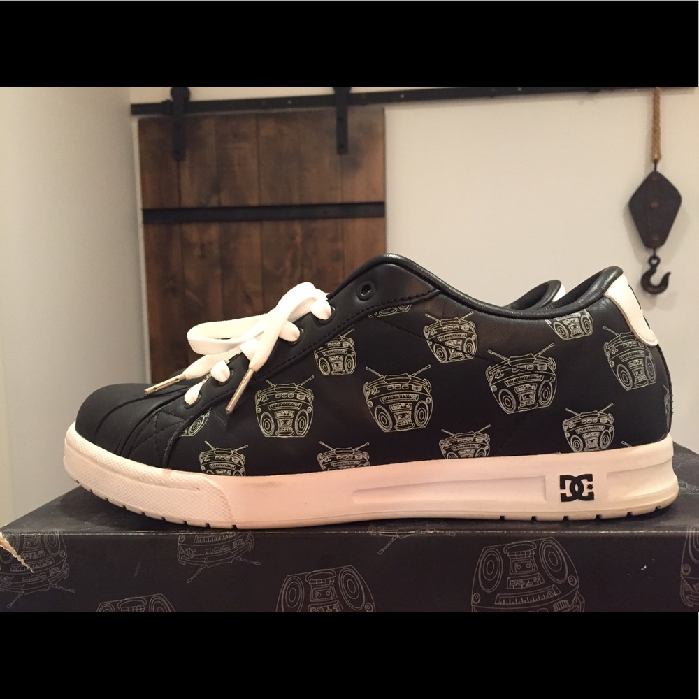 DC shoes Trainer ( Travis Barker Remix )
