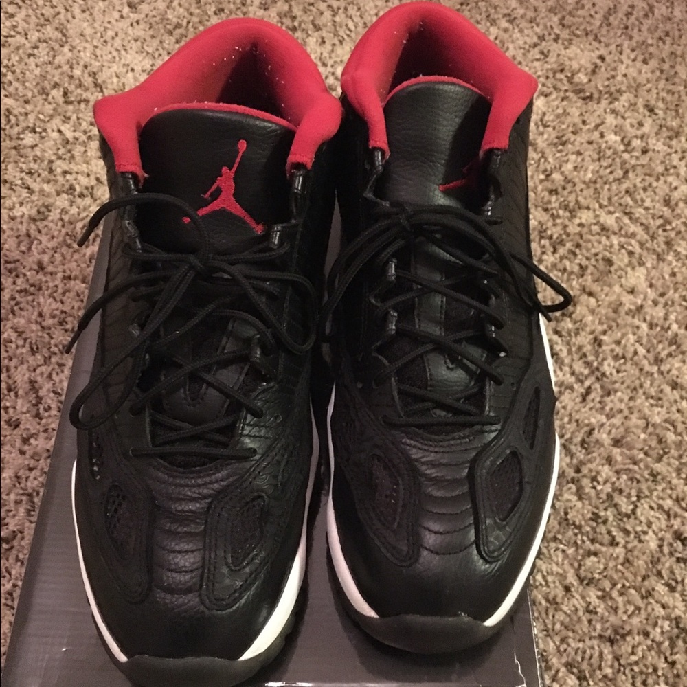 Air Jordan IE 11 low black/red Sz 13